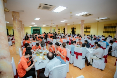 Tiệc chúc mừng trước khi bay